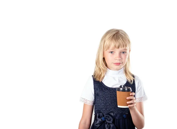 Colegiala bebiendo té en una taza de papel —  Fotos de Stock