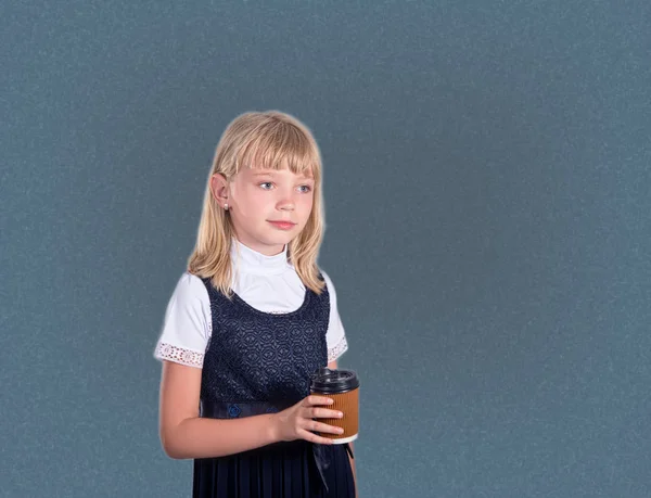 Schoolmeisje meisje het drinken van thee in een beker papier — Stockfoto