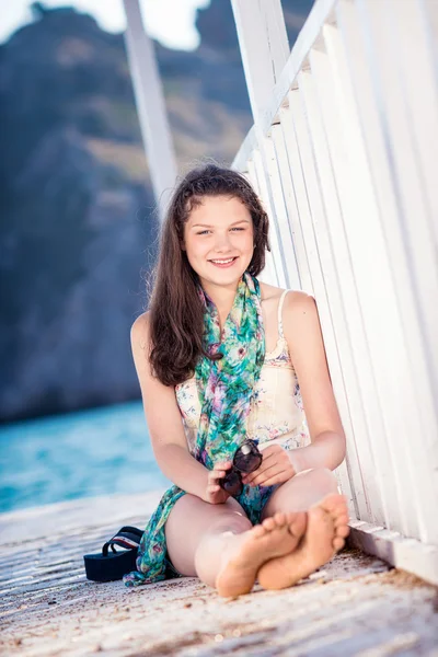 Portrait de jeune fille heureuse belle en plein air dans la journée ensoleillée d'été — Photo