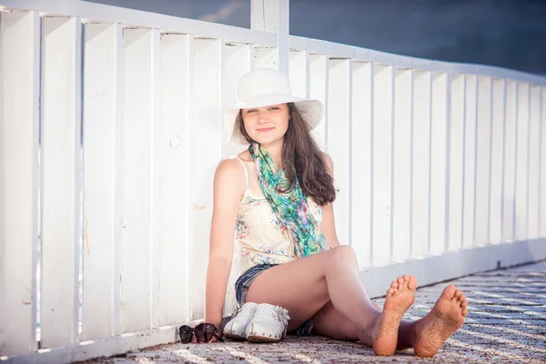 Retrato de la joven feliz hermosa chica al aire libre en el soleado día de verano —  Fotos de Stock