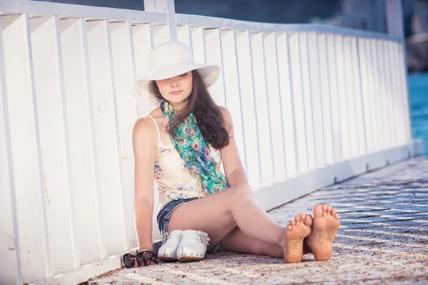 Porträt von jungen glücklichen schönen Mädchen im Freien an einem sonnigen Sommertag — Stockfoto