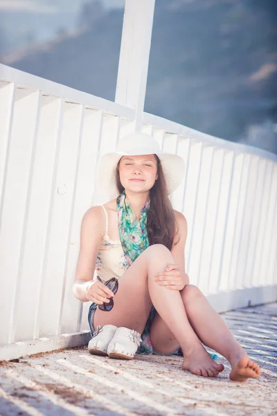 Portret szczęśliwy piękna dziewczyna na zewnątrz w słoneczny letni dzień — Zdjęcie stockowe