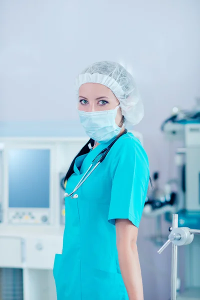 Jovem mulher bonita médico na sala de cirurgia — Fotografia de Stock