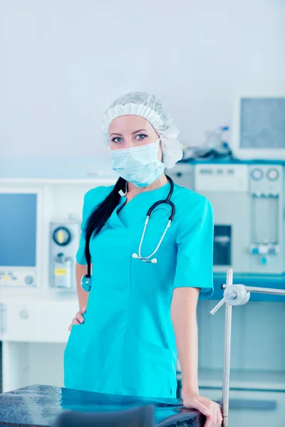 Jovem mulher bonita médico na sala de cirurgia — Fotografia de Stock