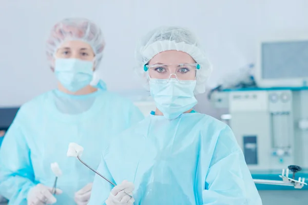 Giovane bella donna medico in sala operatoria — Foto Stock