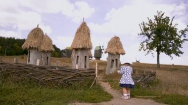 oyun alanında küçük bir kız