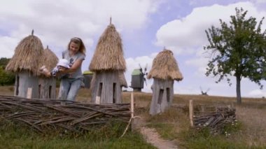 açık havada bir çocuk ile genç bir kadın