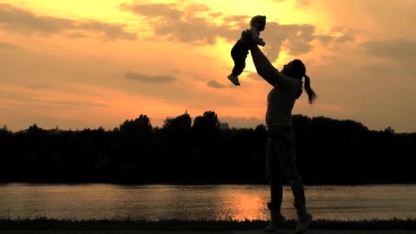 Silhouettes 的一个年轻女子和一个孩子 — 图库视频影像