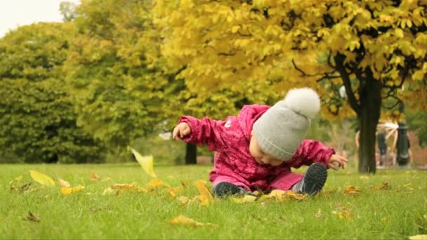 Uma menina pequena no parque — Vídeo de Stock