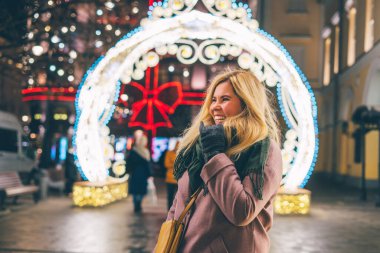 Açık havada, Noel pazarındaki güzel sarışın genç bir kadının portresi..