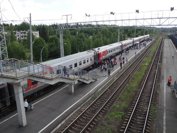 Svir, Rusya, 6 Ağustos 2021. Tren istasyonunun üst manzarası. İnsanlar trenden iniyor. Oktyabrskaya demiryolunun bölge tren istasyonu. İki tür elektrik çekme için kenetlenme istasyonu