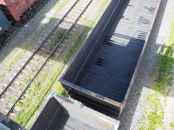 Svir, Rusya 6 Ağustos 2021. Yukarıdan yük trenleri ve vagonlar geliyor. Bir yaz gününde demiryolu. Ulaşım, kargo, lojistik ve iş süreci. Boş metal vagonlar. Uluslararası kargo taşımacılığı