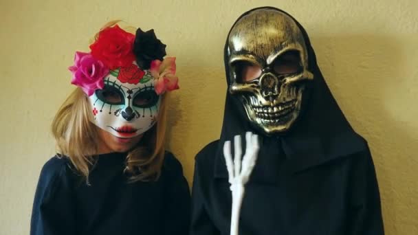 Enfants Habillés En Costumes Noirs Et Masques D'halloween Effrayants. Fille  Dans Un Masque Kalaka Calavera Mexicain. Un Garçon Por Image stock - Image  du squelette, sinistre: 230945981