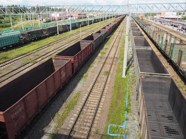Svir, Rusya 6 Ağustos 2021. Yukarıdan yük trenleri ve vagonlar geliyor. Bir yaz gününde demiryolu. Ulaşım, kargo, lojistik ve iş süreci. Boş metal vagonlar. Uluslararası kargo taşımacılığı