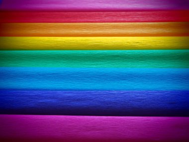 Gilbert Baker 'ın Gurur Bayrağı. Genel LGBTQ LGBTİ topluluğunun sembolü. Krep kağıdı pembe, kırmızı, turuncu, sarı, krep, mavi, mor ve mor renkte mevcuttur. Gurur olayları için renkli arkaplan