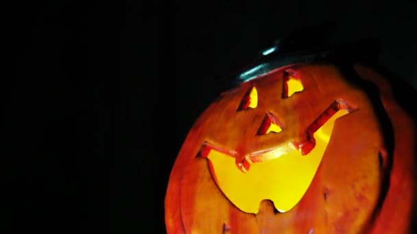 Calabazas brillantes de Halloween con fondo negro. Luz de resplandor naranja en el interior de la cabeza de calabaza tallada. Cara de sonrisa oscura. El ruido de la televisión y el efecto de fallo. Jack-o-linterna. Will-o-the-wisp Parpadeo y luz brillante. — Vídeo de stock