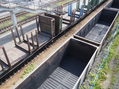 Svir, Rusya 6 Ağustos 2021. Yukarıdan yük trenleri ve vagonlar geliyor. Bir yaz gününde demiryolu. Ulaşım, kargo, lojistik ve iş süreci. Boş metal vagonlar. Uluslararası kargo taşımacılığı