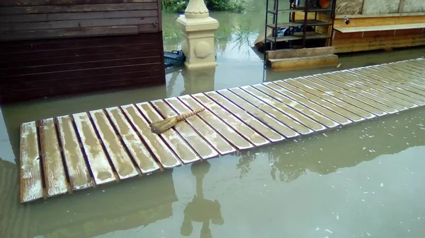 Anapa, Rússia 13 de agosto de 2021 Inundações causadas por fortes chuvas e chuvas. Consequências de um tufão, ciclone ou furacão. Rua comercial inundada de água suja. Quiosques e passarelas de praia inundadas — Fotografia de Stock