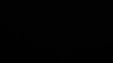 Cadılar Bayramı siyah arka planda parlayan balkabakları. Kabak kafasının içinde turuncu parlak ışık var. Koyu renk gülücük. Arıza etkisi. Balkabağı feneri. Işıldayan ve parlayan ışık.