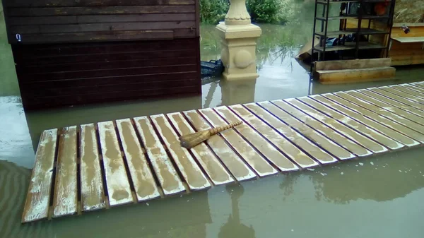 Anapa, Rusia 13 de agosto de 2021 Inundaciones causadas por fuertes lluvias y aguaceros. Consecuencias de un tifón, ciclón o huracán. Calle comercial inundada de agua sucia. Kioscos y pasarelas de playa inundados —  Fotos de Stock