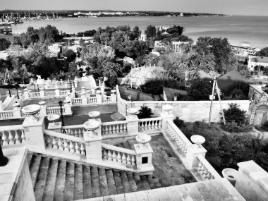 Kerch, 21 Ağustos 2021 Büyük Mithridate Merdiveni - Kırım Dağı 'nın zirvelerindeki tarihi merdiven - Mithridates Dağı. Siyah beyaz fotoğraf. Beyaz bir balyoz.