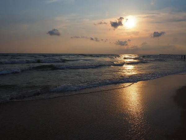 Puesta de sol sobre el mar. Hermosas olas al atardecer. Meca turística, resort. Cielo nocturno. Los rayos se reflejan desde el agua. —  Fotos de Stock