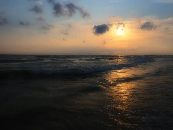 Puesta de sol sobre el mar. Hermosas olas al atardecer. Meca turística, resort. Cielo nocturno. Los rayos se reflejan desde el agua. —  Fotos de Stock