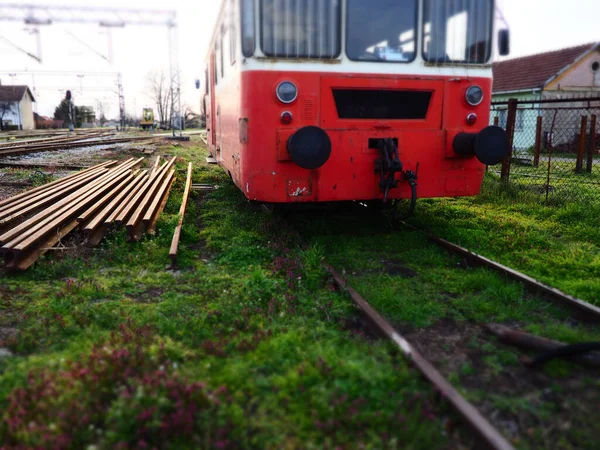 赤い色のレトロな列車ワゴン ユーゴスラビア製のヴィンテージ機関車 セルビアのスレムスカ ミトロヴィツァ 鉄道車両の金属製ボディ 錆びたレール 鉄道駅 死んだ端に空の馬車 — ストック写真