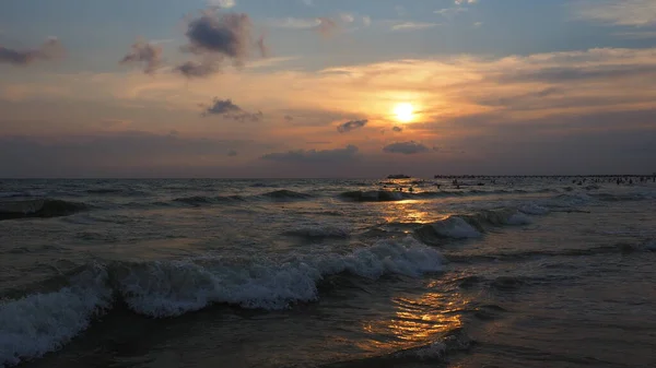 夕阳西下日落时美丽的海浪。游客梅卡，度假胜地。夜晚的天空。光线从水中反射出来. — 图库照片