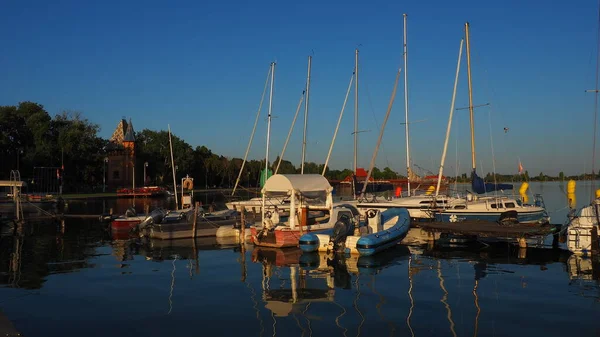 Palics, Szerbia, szeptember 11 2021 Hajók és jachtok a Palicsi-tó partján. Pihenj a vízen. Sportvíz-szállítás a part mentén. Turizmus és aktív életmód. Horizont vonal, ég és víz — Stock Fotó