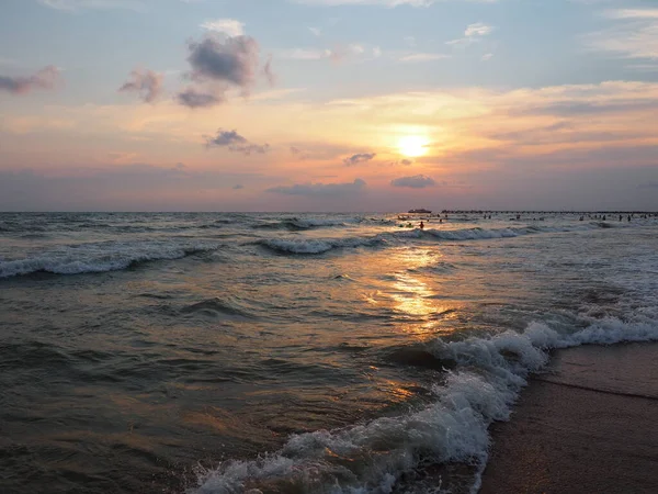夕阳西下日落时美丽的海浪。游客梅卡，度假胜地。夜晚的天空。光线从水中反射出来. — 图库照片