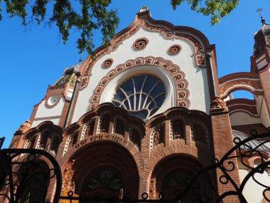 Subotica, Sırbistan, 12 Eylül 2021. Sinagog binasının cephesi. Yahudi dininin temel enstitüsü, ibadet yeri ve cemaatin dini hayatının merkezi.