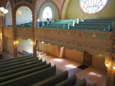 Subotica, Sırbistan, 12 Eylül 2021 Sinagog 'da sıralar, koltuklar ve sandalyeler. İç mekan. Yahudi dini, ibadethaneler ve cemaatin dini yaşamı.