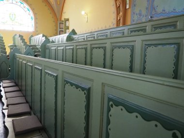 Subotica, Sırbistan, 12 Eylül 2021 Sinagog 'da sıralar, koltuklar ve sandalyeler. İç mekan. Yahudi dini, ibadethaneler ve cemaatin dini yaşamı..