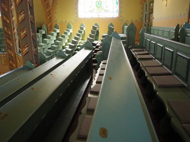 Subotica, Sırbistan, 12 Eylül 2021 Sinagog 'da sıralar, koltuklar ve sandalyeler. İç mekan. Yahudi dini, ibadethaneler ve cemaatin dini yaşamı..