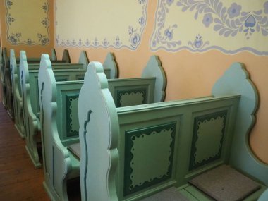 Subotica, Sırbistan, 12 Eylül 2021 Sinagog 'da sıralar, koltuklar ve sandalyeler. İç mekan. Yahudi dini, ibadethaneler ve cemaatin dini yaşamı.