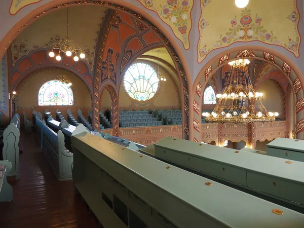 Subotica, Serbia, 12 de septiembre de 2021 Bancos, filas, asientos y sillas en la sinagoga. Interior interior. Religión judía, premisas de culto y centro de la vida religiosa de la comunidad — Foto de Stock