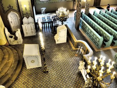 Bima, genellikle sinagogun merkezinde, Tevrat parşömeninin halka açık bir şekilde okunması için özel bir masa ve sinagogda ibadet sırasında Haftorian peygamberlerinin kitabı bulunmakta..