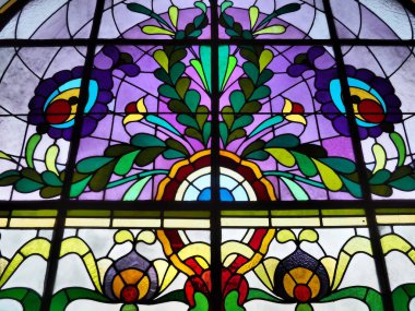Sinagogdaki renkli camlı pencereler. Resimli ya da renkli desenli cam. Işıkta algılanan cam bir resim. Çiçekli, geometrik ve dini motifler. Subotica, Sırbistan