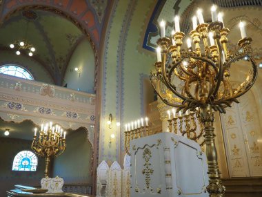 Bima, genellikle sinagogun merkezinde, Tevrat parşömeninin halka açık bir şekilde okunması için özel bir masa ve sinagogda ibadet sırasında Haftorian peygamberlerinin kitabı bulunmakta..