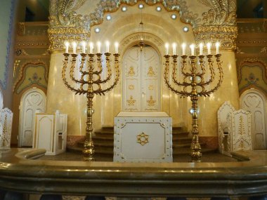 Bima, genellikle sinagogun merkezinde, Tevrat parşömeninin halka açık bir şekilde okunması için özel bir masa ve sinagogda ibadet sırasında Haftorian peygamberlerinin kitabı bulunmakta..