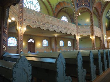 Subotica, Sırbistan, 12 Eylül 2021 Sinagog 'da sıralar, koltuklar ve sandalyeler. İç mekan. Yahudi dini, ibadethaneler ve cemaatin dini yaşamı.