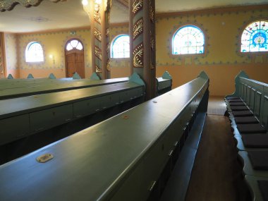 Subotica, Sırbistan, 12 Eylül 2021 Sinagog 'da sıralar, koltuklar ve sandalyeler. İç mekan. Yahudi dini, ibadethaneler ve cemaatin dini yaşamı.