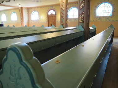 Subotica, Sırbistan, 12 Eylül 2021 Sinagog 'da sıralar, koltuklar ve sandalyeler. İç mekan. Yahudi dini, ibadethaneler ve cemaatin dini yaşamı.