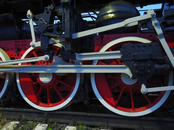 機関車や列車のレトロなヴィンテージホイールを閉じます ピストンガイド機構を備えた赤い大きな重金属ホイール 蒸気機関車で19 20世紀の機関車 — ストック写真