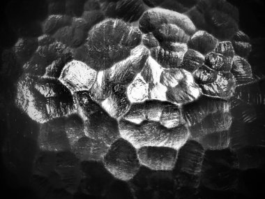 Oluklu cam, arka ışık kaynağı. Şeffaf ve düz olmayan bir yüzeyde yansıma ve parıltı oyunu. Karanlık ve aydınlık soyut asimetrik aydınlatma düzlemleri. Soyut arkaplan. Siyah vignette