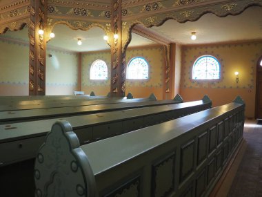 Subotica, Sırbistan, 12 Eylül 2021 Sinagog 'da sıralar, koltuklar ve sandalyeler. İç mekan. Yahudi dini, ibadethaneler ve cemaatin dini yaşamı.