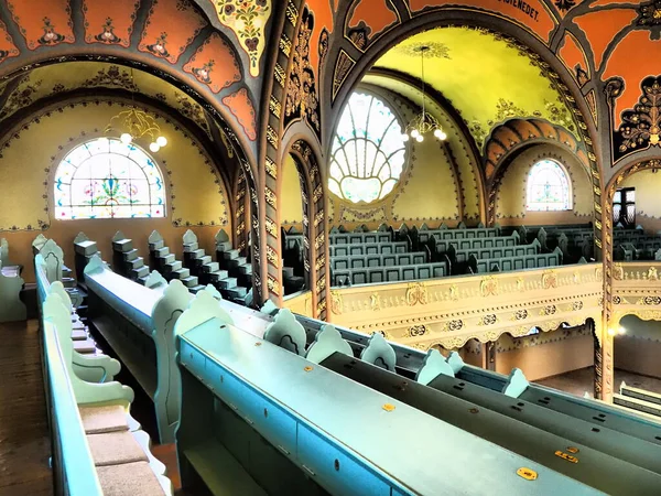 Subotica, Serbia, September 12, 2021 Benches, rows, seats and chairs in the synagogue. Internal interior. Jewish Religion, premises for worship and the center of the religious life of the community — Stock Photo, Image