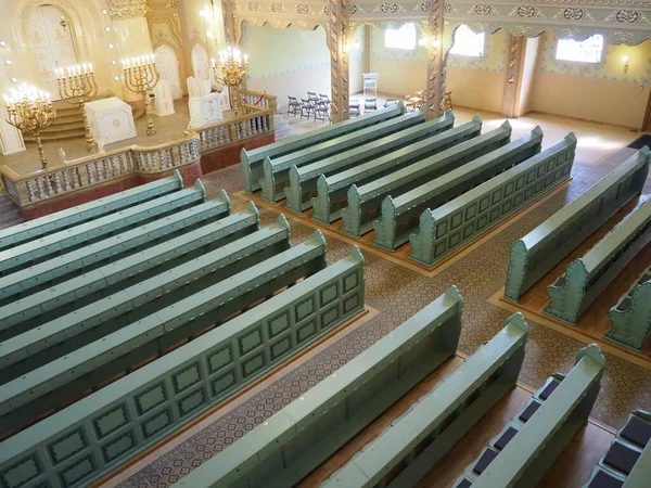 2021年9月12日，塞尔维亚苏博蒂卡，犹太教堂的长椅、排座位和椅子。内部。犹太教、礼拜场所和社区宗教生活的中心 — 图库照片