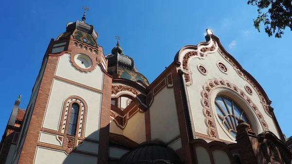 Subotica, Srbsko, 12. září2021. Fasáda budovy synagogy. Základní ústav židovského náboženství, prostory pro bohoslužby a centrum náboženského života komunity — Stock fotografie